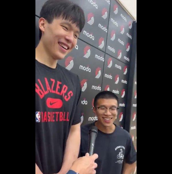 👍杨瀚森首次练习  后采访 翻译Chris再次收获开拓者记者好评