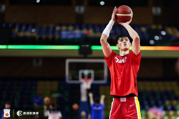 篮网夏联阵形 :五名首轮秀齐上阵 湖人旧将奥利瓦里在列 无曾凡博