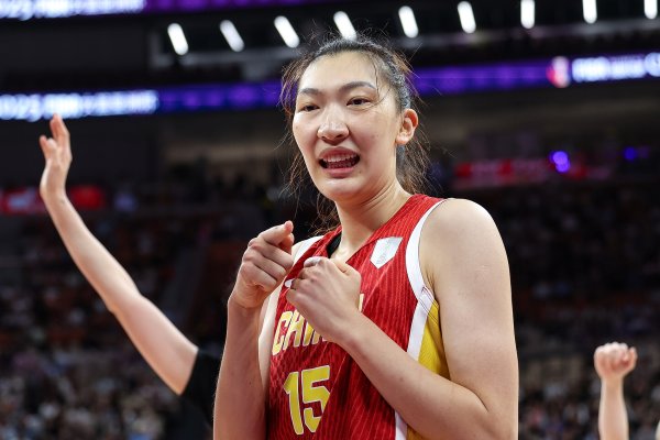 轻轻松松！韩旭半场4中3高效拿下6分4篮板球  1阻攻
