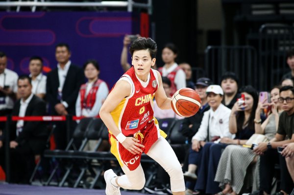 竞技状态  火热！杨舒予半场7中4拿下10分3板3助 两队唯一积分  上双