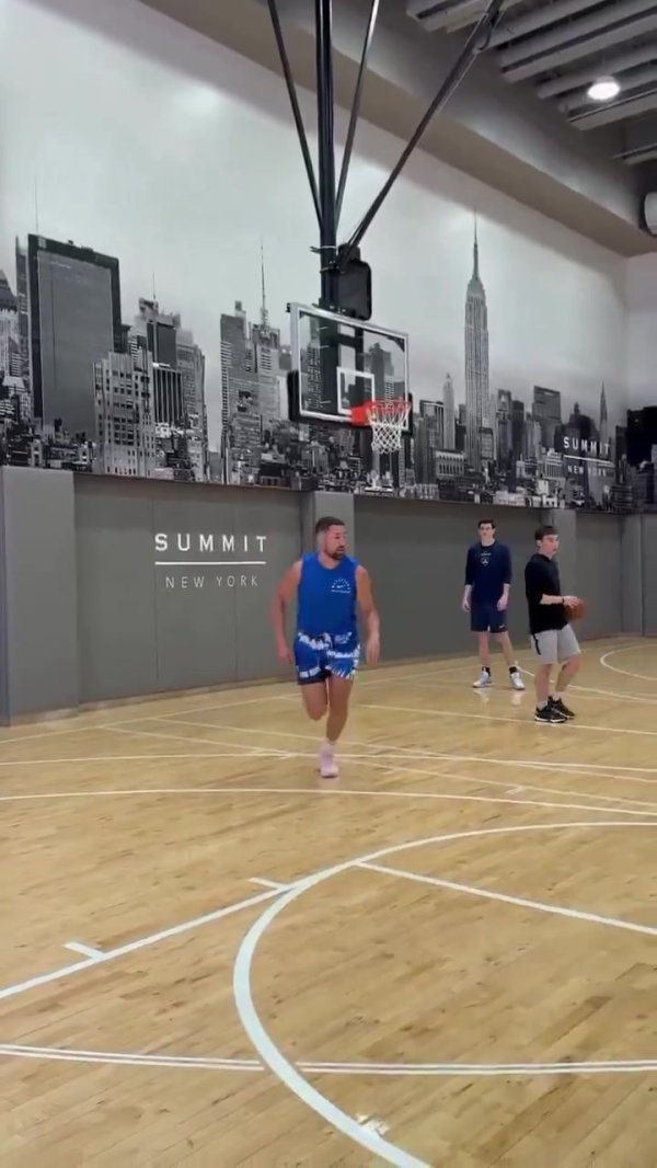 恋爱练习  两手抓！美媒晒克莱近期练习  集锦：接盘带  三分弹无虚发🎯