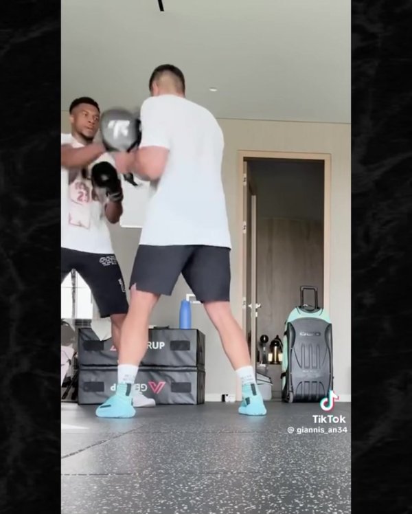 修炼新技能🥊字母哥和妻子一起练习  搏击  😂穿着乔丹摊手的T恤