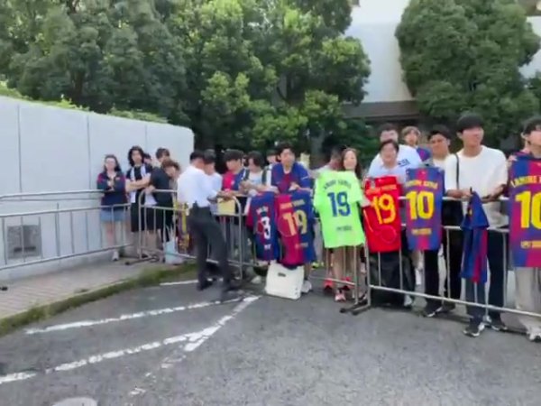日本球迷酒店外等候巴萨球员签名，亚马尔10号和19号运动活动    服  最多