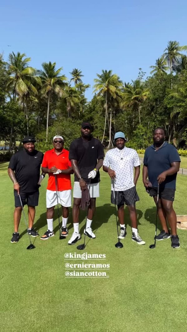 打磨球技🏌🏾詹姆斯晒度假时打高尔夫球  ：外面实在是太热了😅