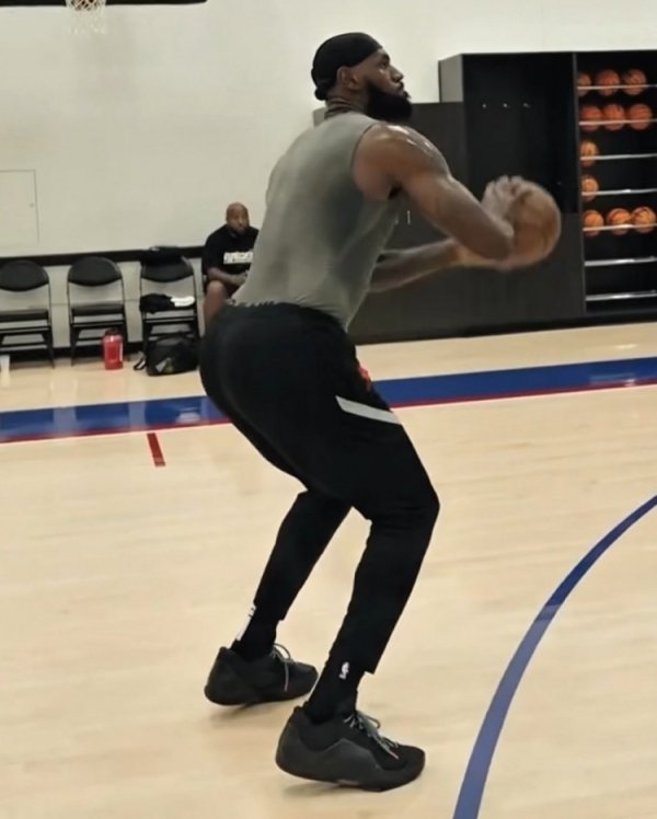 练习  上脚最新款LeBron 23？老詹新一代签名鞋颜值如何？