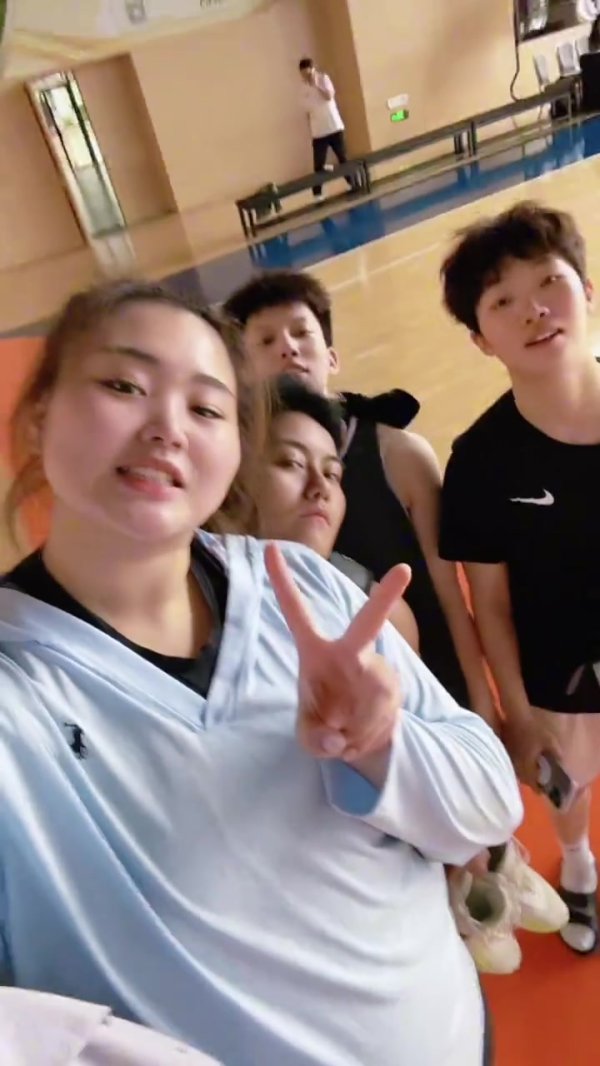 世大运中国女篮夺魁 !刘禹彤:奇妙旅程 朋友是我生活的快乐解药