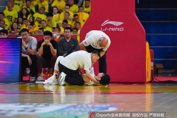 受伤  难阻追梦！上赛季CBA准总决赛    中曾凡博遭遇腰椎左侧横突骨裂