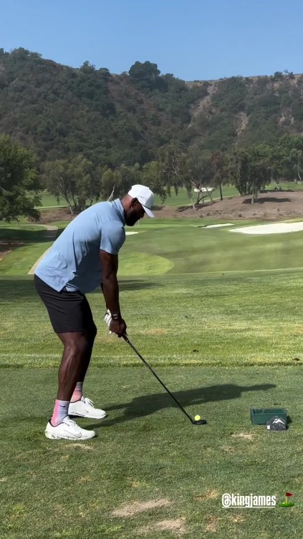 云开雾散☀️詹姆斯转发自己今日练习高尔夫球  片段🏌🏾
