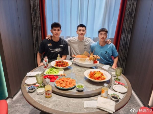 黄秋实&张峻豪被停赛3年！杨鸣晒合照：犯错就要承担后果积极面对