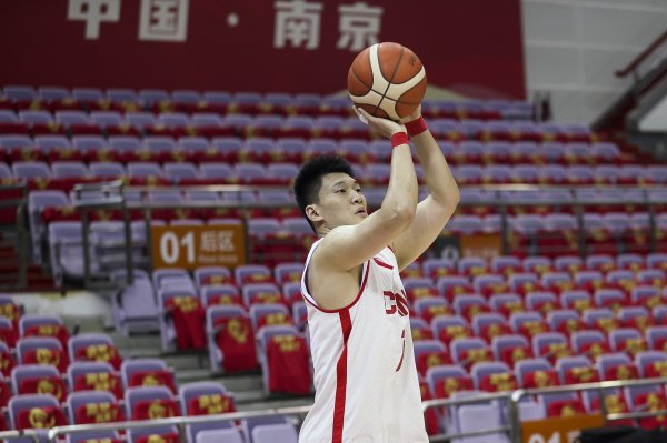 雷蒙30岁首次出战国际大赛正式比赛！媒体人：大雷子靠双手打出一片天