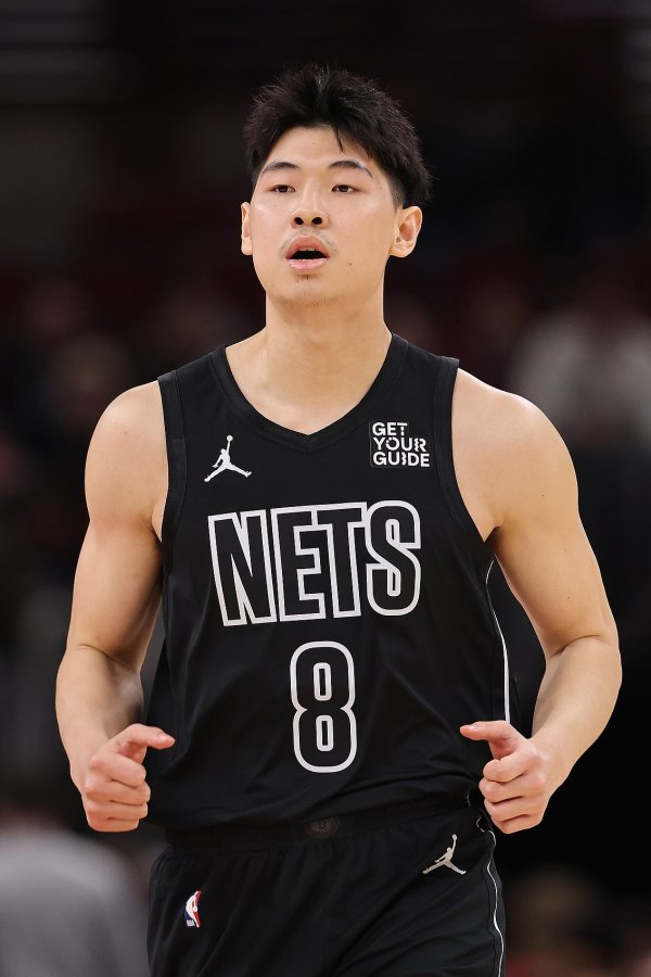 还挺巧🧐河村勇辉选8号&崔永熙此前在篮网也是8号 杨瀚森是16号