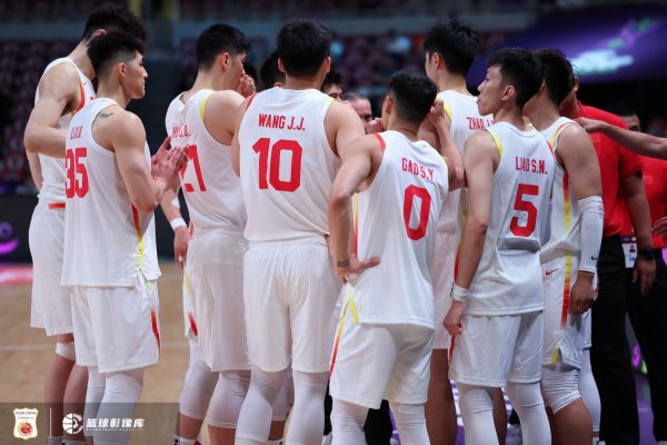 媒体人：中国男篮一大四小三后场球员的配置在8分钟里 攻击  篮板球  率是0%