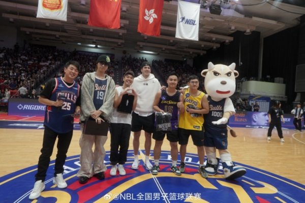 湖人球星里夫斯观看香港金牛vs湖北文旅 并为球迷送运动活动    服  &运动活动    鞋
