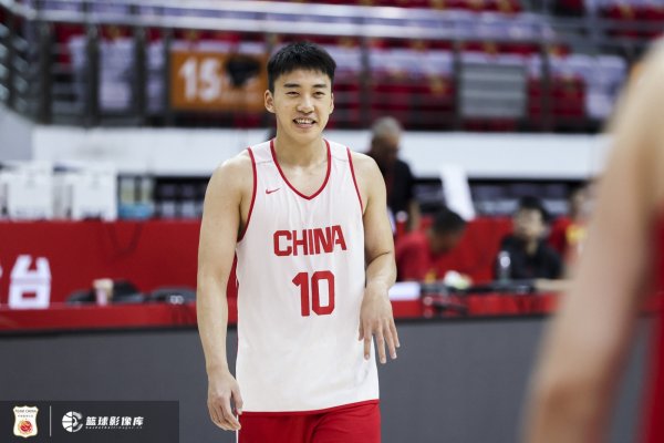 媒体人：男篮半场轻松畅快 攻击  高效+防卫  到位 今天赢个痛快！