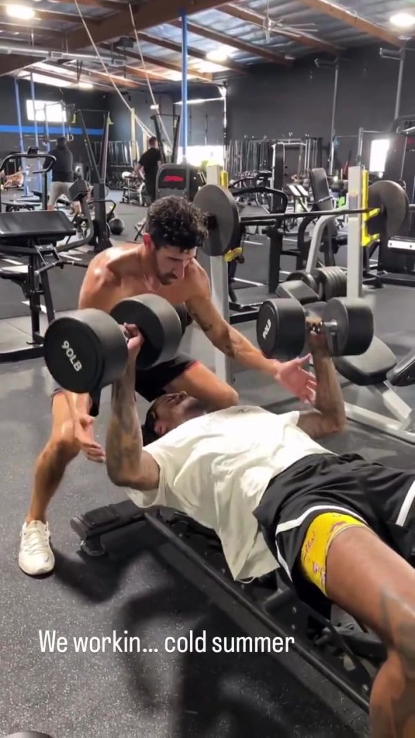 💪NBA球员的力量！杰伦-格林用90磅健身运动练习      哑铃  做平板卧推！