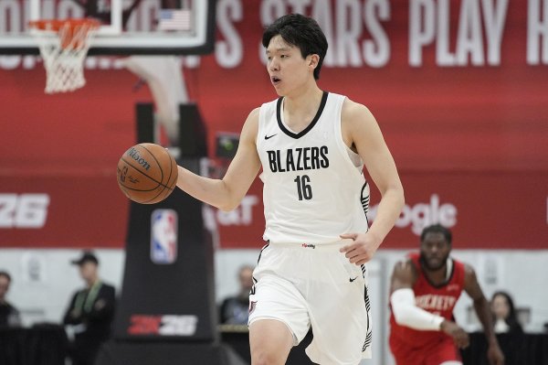 媒体人：杨瀚森已经离开青岛 明天从香港飞回美国开始准备比赛  新赛季