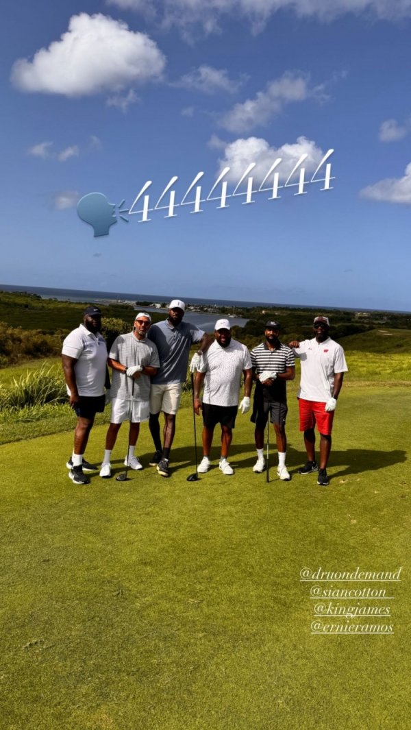 享受假日🏌🏾儿时好友晒与詹姆斯一同打高尔夫球  的动态⛳️