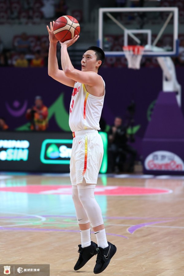 媒体人：中国男篮杆位调整一下吧 把不积分  的球员放到后备  找竞技状态