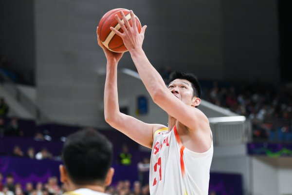 媒体人：但凡中国内线再有点厚度 就算裁判    这么个吹法 也能赢20+