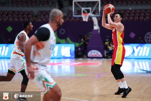 媒体人：胡明轩打15掩护配合不是他个人的问题 CBA后场球员都习惯这么打了