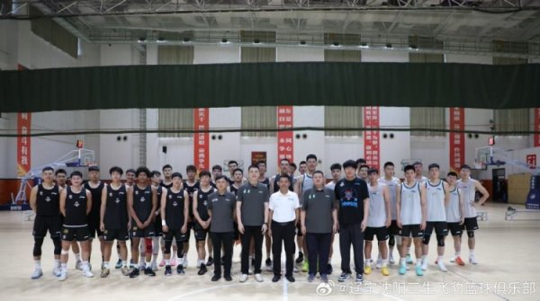 辽宁男篮内部教学赛81-78战胜山东 双方在赛前合影留念