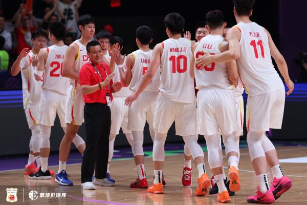 媒体人：但随着男篮球赛  员们面貌一新 相信赞助商们未来会回来的