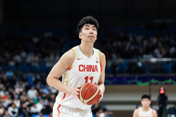 不太行!余嘉豪3中1得6分5板 防卫 端移动太慢成最大短板