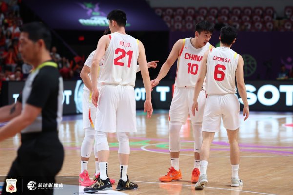媒体人:打澳大利亚很考验中国队1234号位的无球跑动&处理球能力