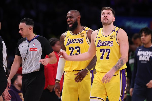 ESPN:湖人应更多利用詹姆斯&东契奇掩护配合 骑士时LBJ&欧文掩护配合更多