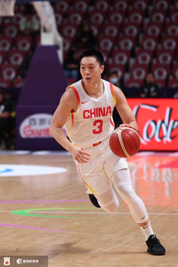 体坛周报:一分惜败澳大利亚摘银!中国男篮在遗憾中昂首离开