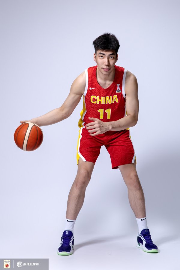 媒体人：余嘉豪亚洲杯暴露的短板是篮下终结、防卫  护筐、篮板球  保护