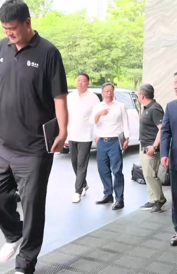 80万的009光辉 在姚明面前像老头乐 2米29巨人坐进去很费劲