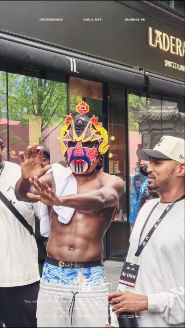 畅游成都太古里！华子戴着戏剧赵云面具赤裸上身与球迷亲切握手