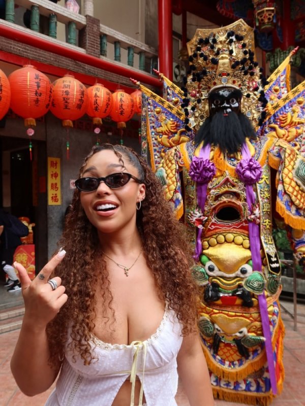 身材太霸道!唐斯女友伍兹在社媒晒出中国台湾行的照片