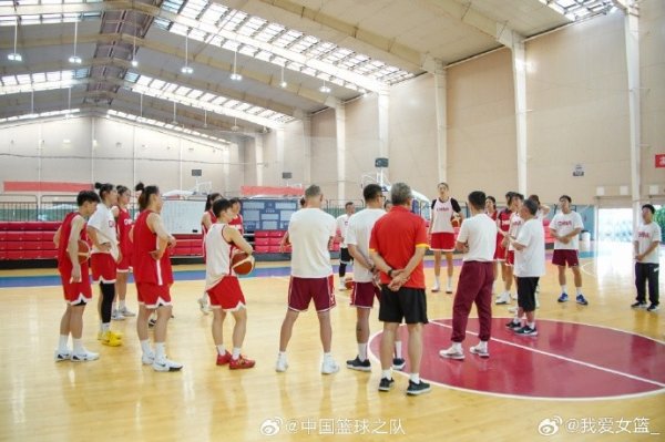 还剩16名球员！王佳琦和周静均因伤暂时退赛中国女篮集训