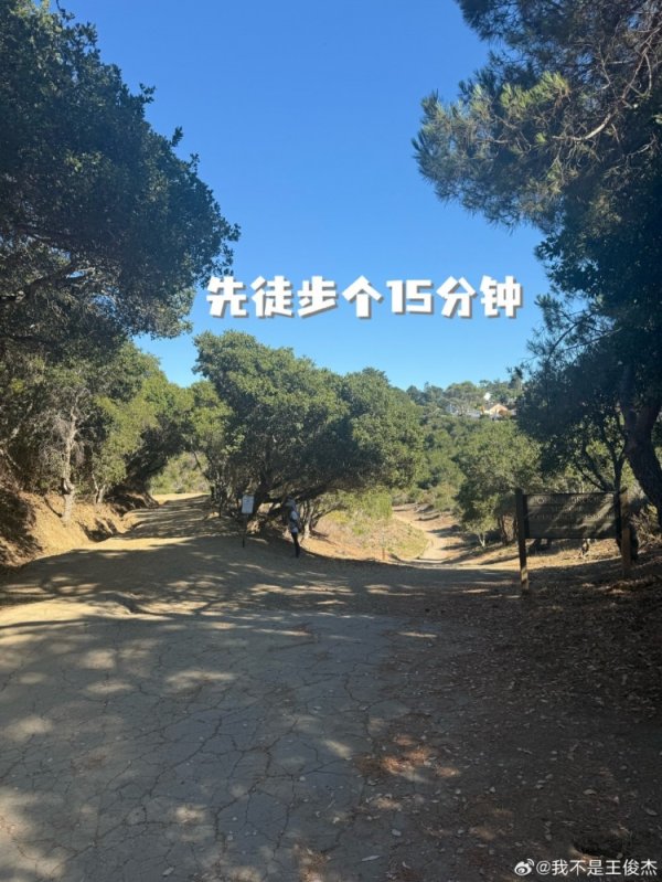 王俊杰社媒晒和友人外出钓鱼图片：Labor Day 不上学～