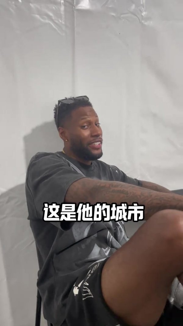 威姆斯与小胡寒暄：胡明轩英语进步了 现在都能反击了