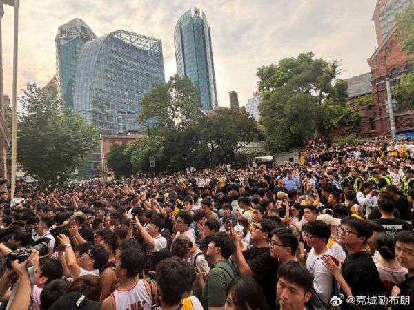 网友晒照:公司楼下好多人 感谢詹姆斯最有价值球员 领导让我们早点下班