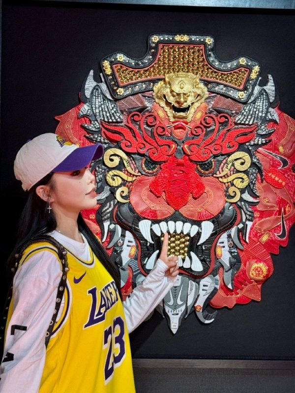 美女主持人晒詹姆斯中国行现场照:来看老詹啦💛💜❤️🖤
