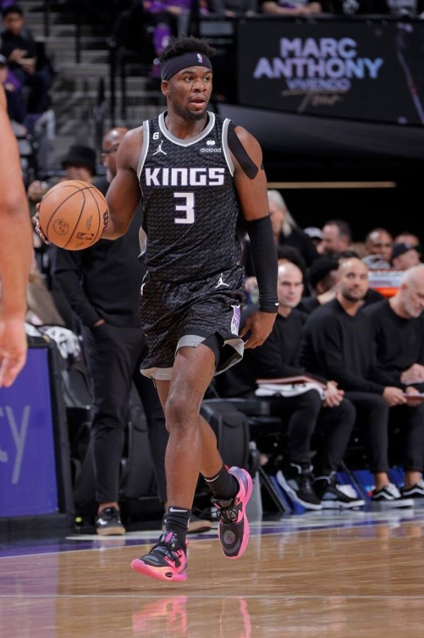 媒体人:有两家北区CBA球队有意前NBA球员特伦斯-戴维斯