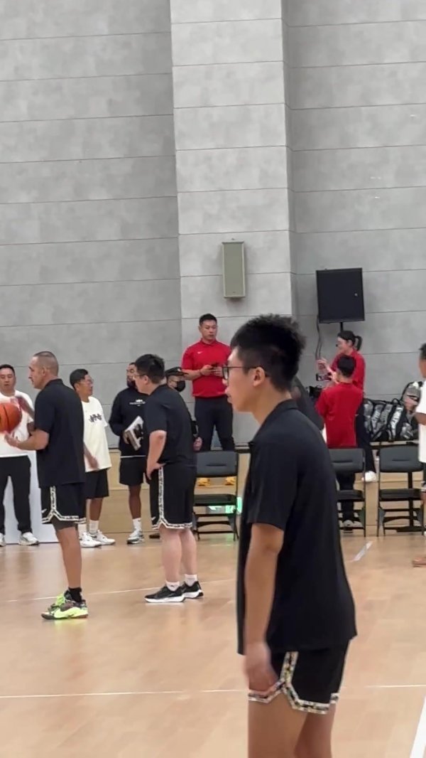 累了歇一会！詹姆斯自带气囊坐垫 场边坐着踩球喝水