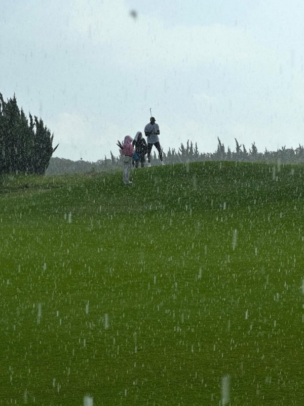 不惧风雨！詹姆斯晒最近在上海冒着大雨打高尔夫球  ：你能忍受雨水吗