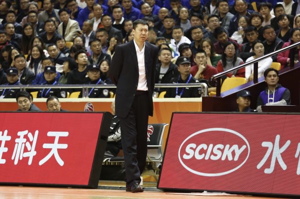 王治郅昨日来到女篮集训基地 接下来将重点指导内线球员个人技术