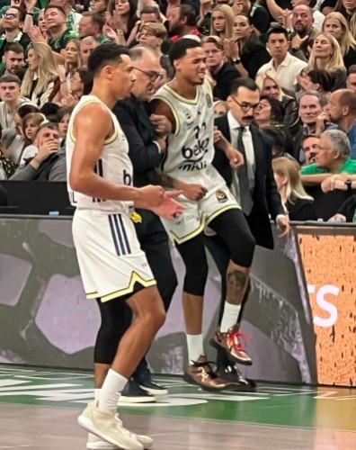 NBA旧将布兰登-波士顿欧冠与队友相撞左脚踝负伤   4月左脚踝曾手术
