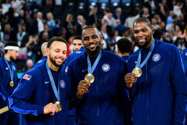 美媒发问:退役前谁能先夺魁  ?詹姆斯or杜兰特or库里?