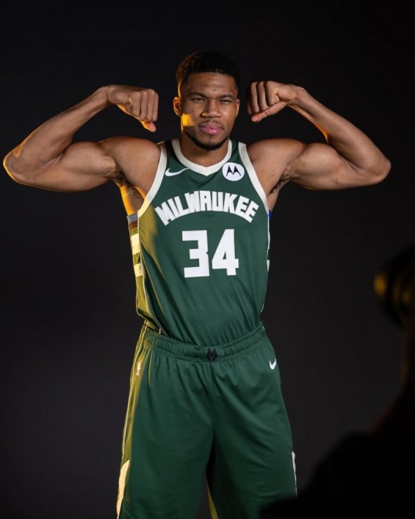 这肌群  的压迫感!字母哥晒新赛季定妆照:生涯第13个赛季 冲呀