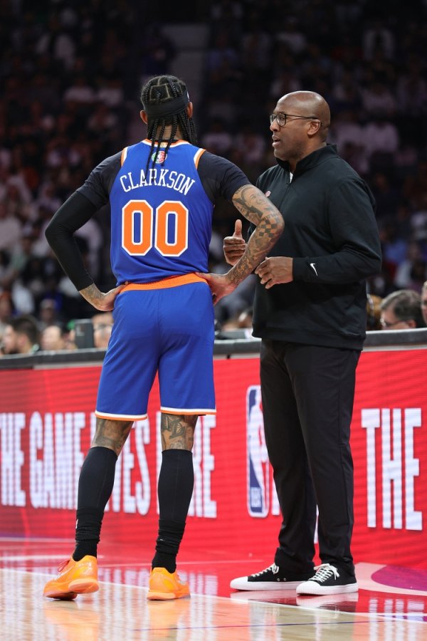 三分6中0！克拉克森11投4中拿到10分3篮板球  3助功