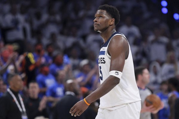 效率不高！爱德华兹17中6拿到17分3板1断1帽