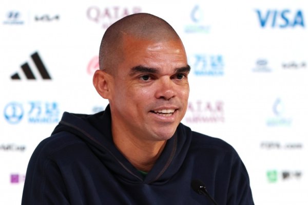 佩佩：在穆帅执教皇马期间，阿隆索经常与其沟通  并提出自己见解