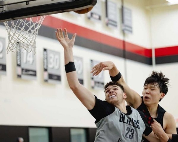 克林根：杨瀚森和我体型接近 我们每天都卡位抢篮板球  &一起进步